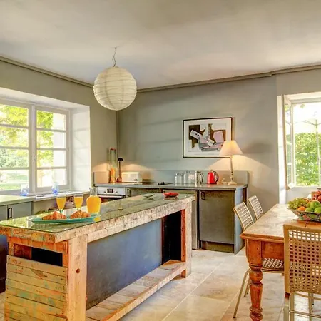 Larroque-sur-l'osse Sleeps 14 Pool Wifi