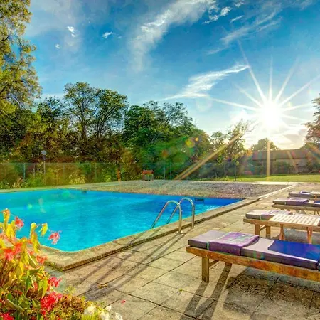 Larroque-sur-l'osse Sleeps 14 Pool Wifi Villa