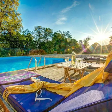 Larroque-sur-l'osse Sleeps 14 Pool Wifi Villa