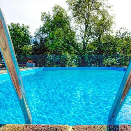 Villa Larroque-sur-l'osse Sleeps 14 Pool Wifi