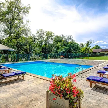 Larroque-sur-l'osse Sleeps 14 Pool Wifi Villa