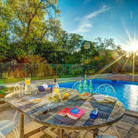 Larroque-sur-l'osse Sleeps 14 Pool Wifi